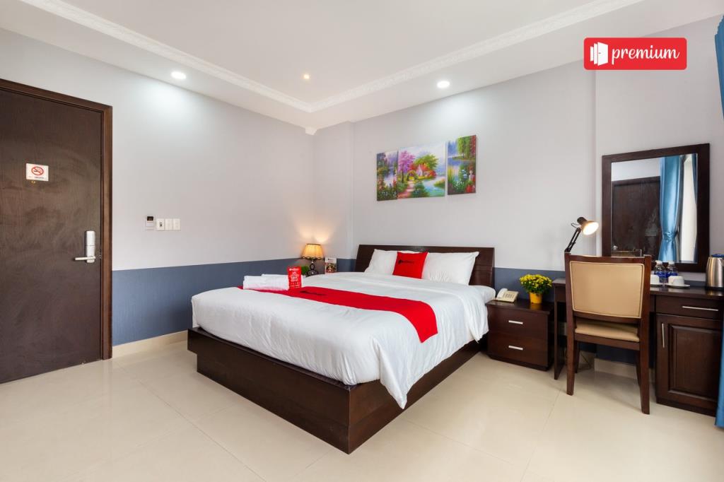 RedDoorz Deluxe with Balcony - RedDoorz Ura Hotel Hung Phuoc 4