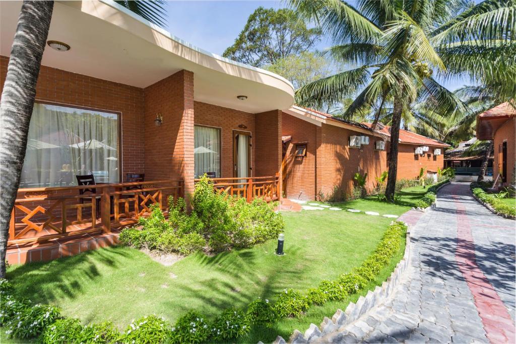 Phòng Giường Đôi Nhìn Ra Hồ Bơi - Gold Coast Phu Quoc Beach Resort