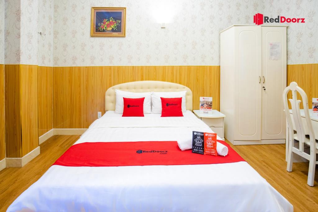 RedDoorz Deluxe Room with Balcony - RedDoorz Truc Huyen Hotel