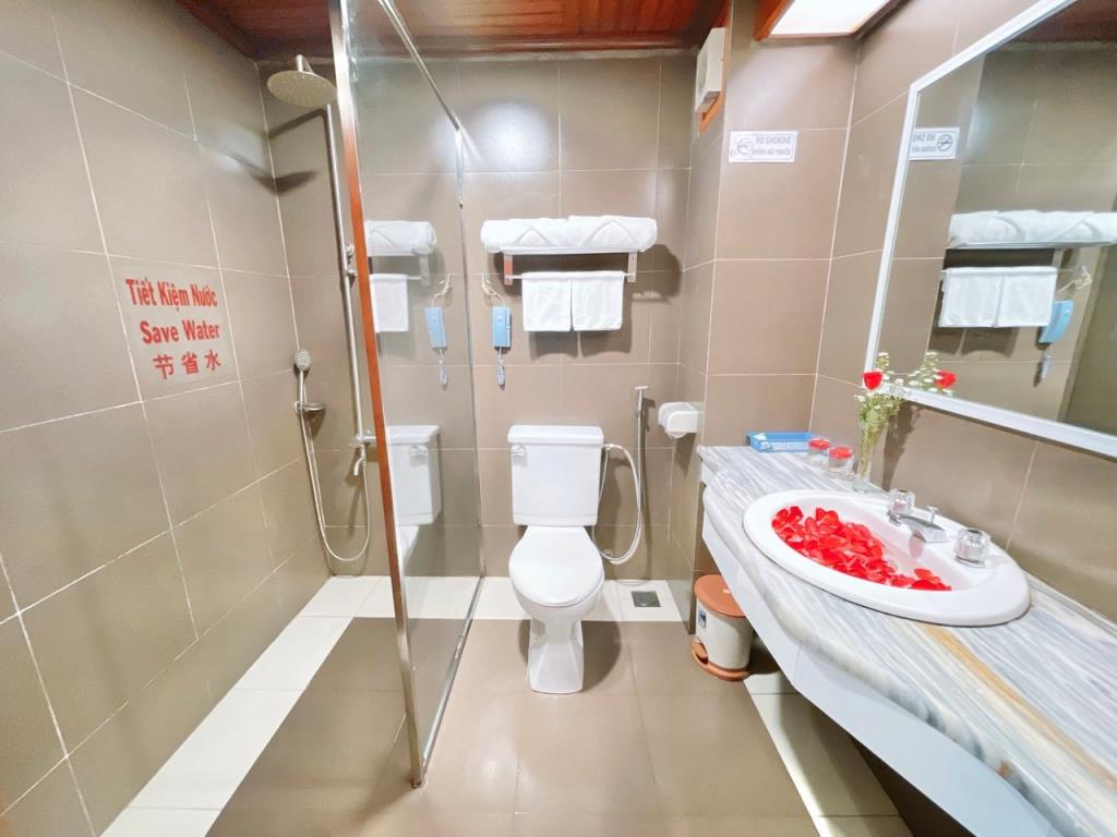 Deluxe King Room With Balcony - Khách Sạn Hạnh Long