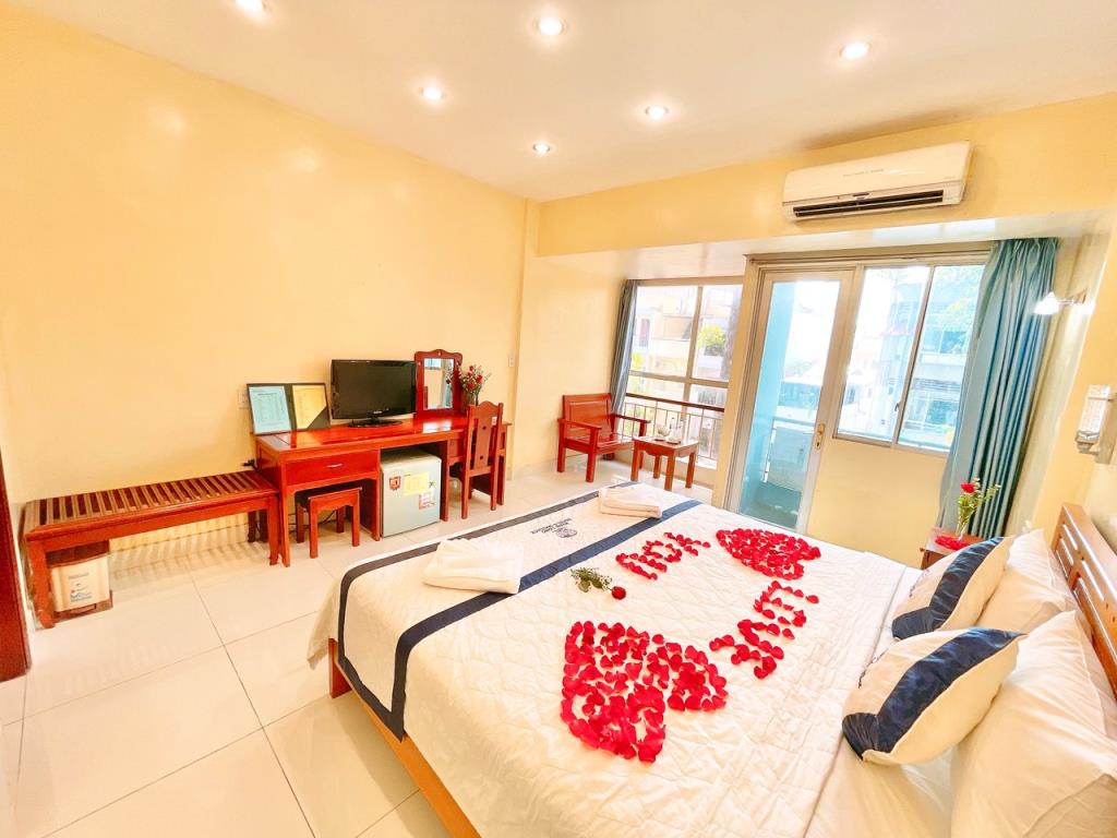 Deluxe King Room With Balcony - Khách Sạn Hạnh Long