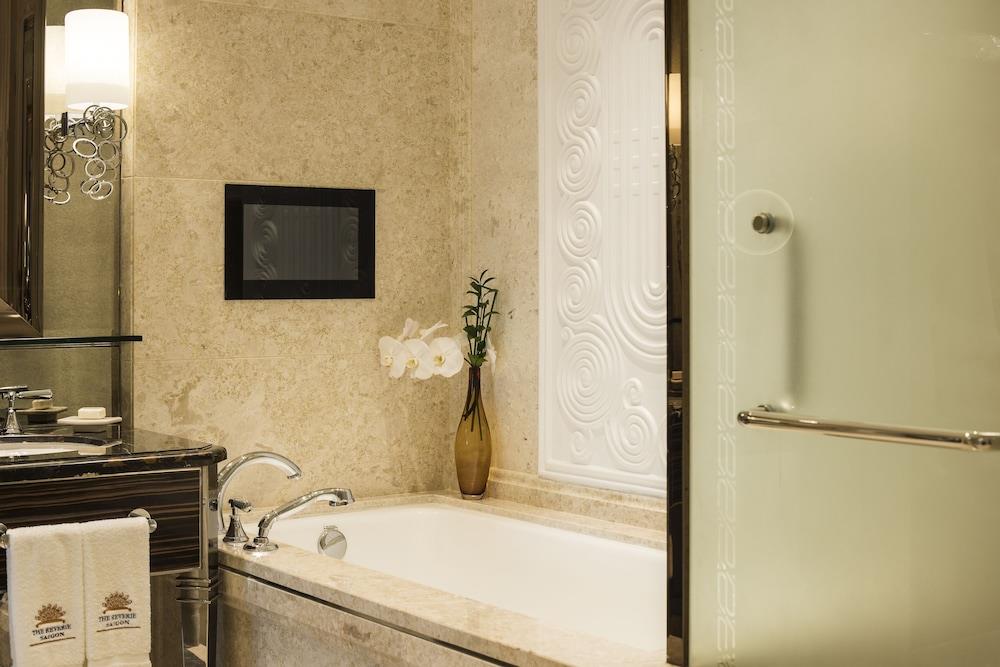 Deluxe Twin, Free Minibar, City or River View - The Reverie Saigon