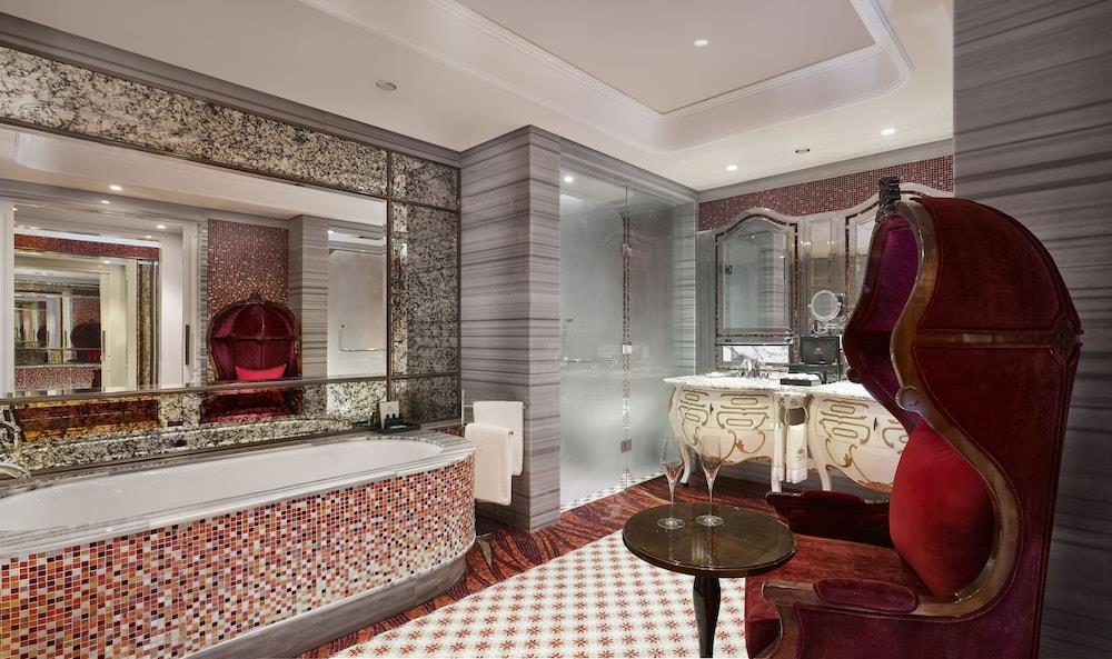 Romance Suite, Business Lounge access, Free minibar, City view - The Reverie Saigon