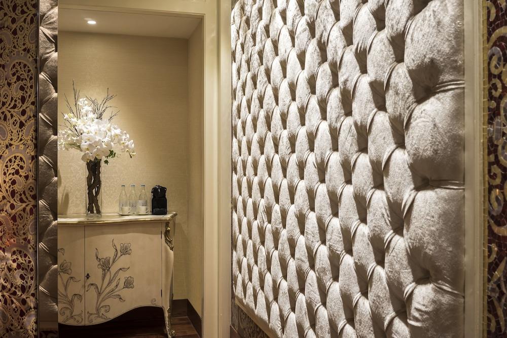 Romance Suite, Business Lounge access, Free minibar, City view - The Reverie Saigon