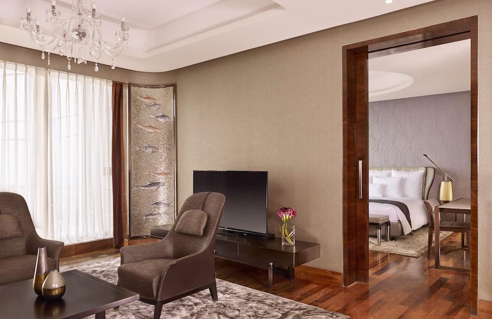 Phòng Suite Executive, Quyền sử dụng Business Lounge, Quang cảnh thành phố - The Reverie Saigon