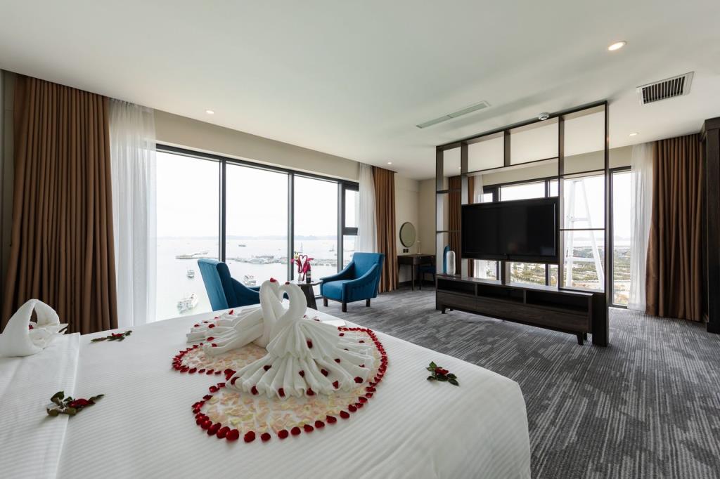 Phòng Executive Suite 1 giường đôi hướng biển - Khách Sạn Mường Thanh Grand Bãi Cháy