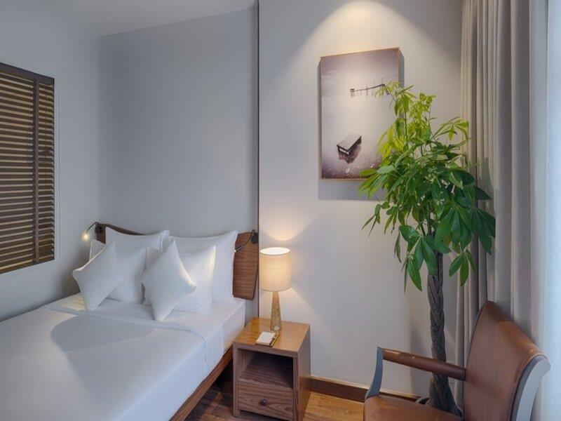 Premium Deluxe (Window Back View) - Khách Sạn Silverland Min