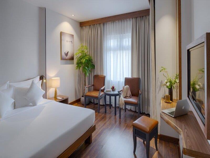 Premium Deluxe (Window Back View) - Khách Sạn Silverland Min