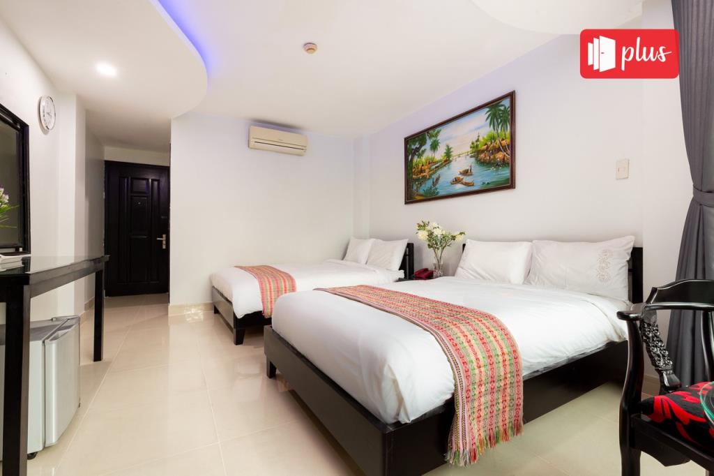 RedDoorz Triple Room - RedDoorz Saigon Pink Hotel Ho Tung Mau