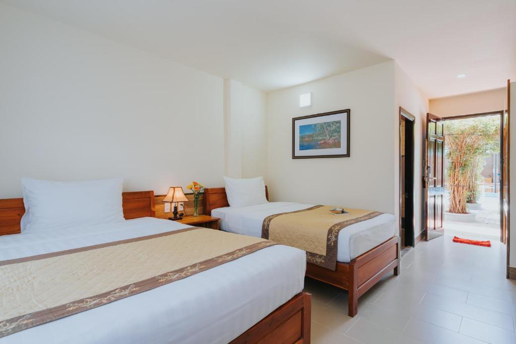 Phòng 3 Người Nhìn Ra Hồ Bơi - Countryside Phu Quoc Resort