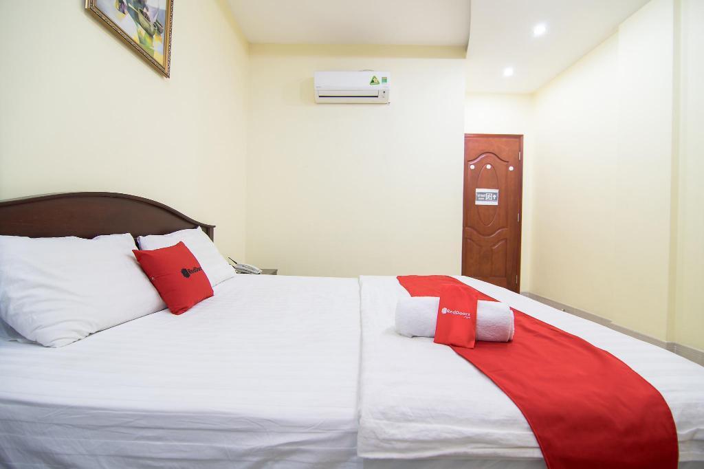Deluxe Double Room - RedDoorz near Mien Dong Bus Station
