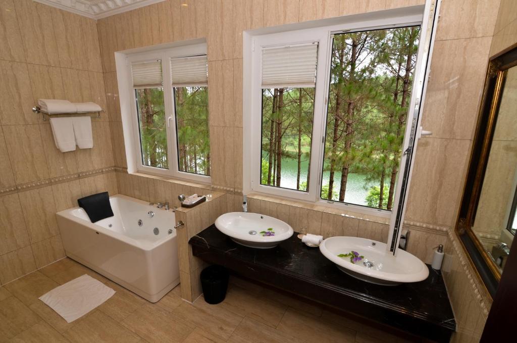 Phòng Luxury Giường Đôi/2 Giường Đơn Nhìn Ra Một Góc Hồ - Dalat Edensee Lake Resort & Spa