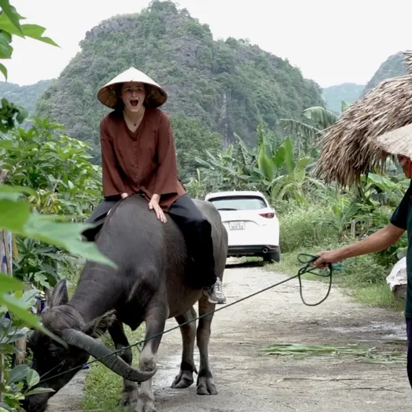 Du khách nước ngoài "háo hức" cưỡi trâu, bắt cá khi du lịch Ninh Bình