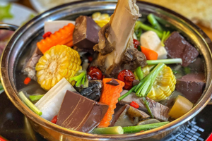 Lẩu Xí Quách Bò Bến Tre: "Bí kíp" sưởi ấm ngày mưa với hương vị gây nghiện