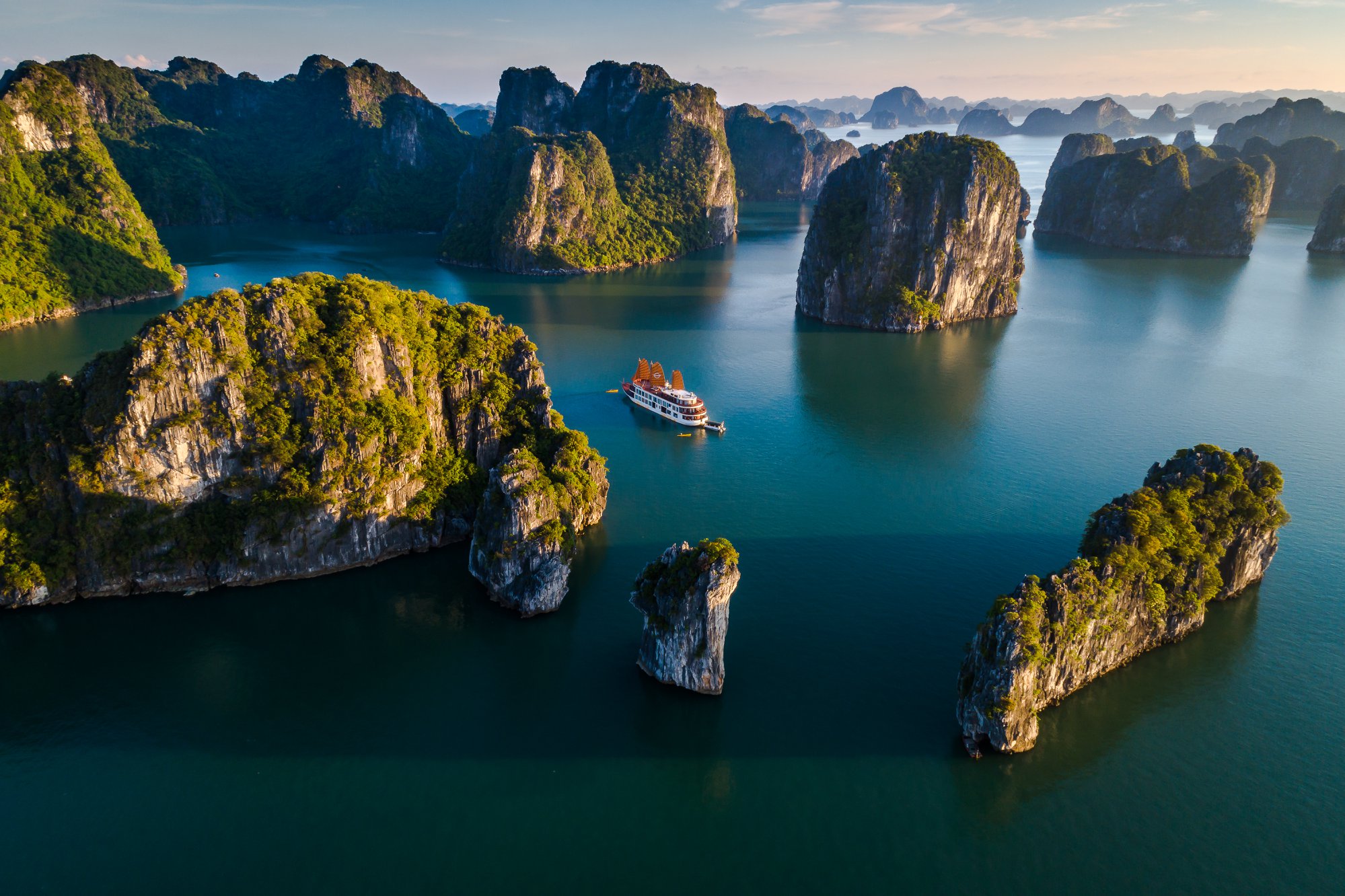 Vịnh Hạ Long: Kỳ Quan Thiên Nhiên Thế Giới Tại Việt Nam