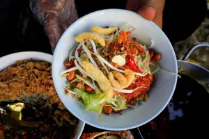 Cơm hến Huế: Tinh hoa ẩm thực ẩn chứa trong món ăn dân dã