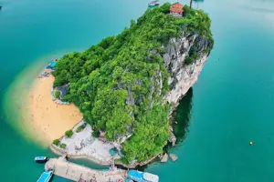 Đảo Ti Tốp Quảng Ninh: "Vầng trăng khuyết" tuyệt mỹ giữa lòng kỳ quan