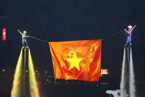 Flyboard trên sông Đồng Nai: Mãn nhãn với những "cú bay" trên mặt nước