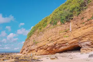 Hang Câu Lý Sơn: Kiệt tác nghệ thuật từ nham thạch và sóng biển