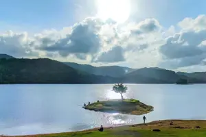 Hồ Phú Ninh: "Hòn ngọc xanh" giữa lòng đất Quảng