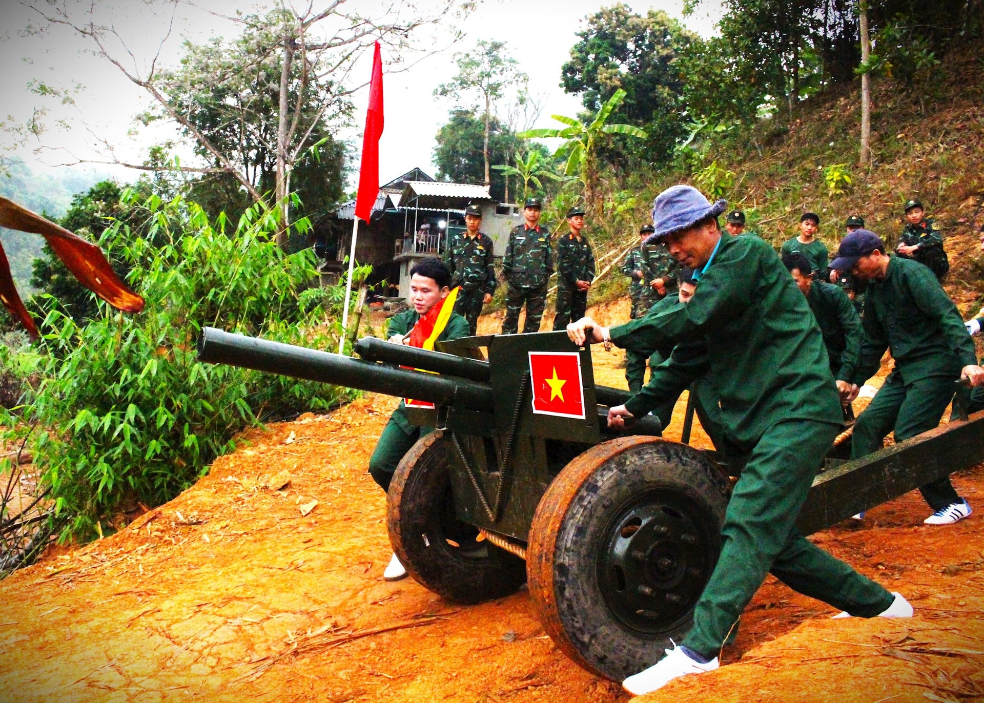 Tái hiện hào khí Điện Biên: Hội thi kéo pháo và xe đạp thồ tại Lễ Hội Hoa Ban 2026