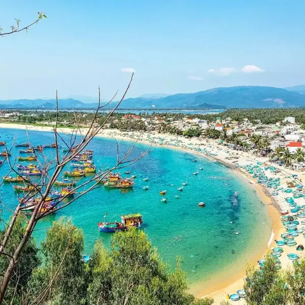 Làng chài  Xuân Hải, Sông Cầu với những chiếc thuyền thúng rực rỡ màu sắc