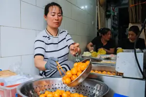 Bánh rán Chị Hà (Quỳnh Mai, Hà Nội): Món ăn vặt nhỏ nhưng có võ, ngày bán hàng nghìn chiếc