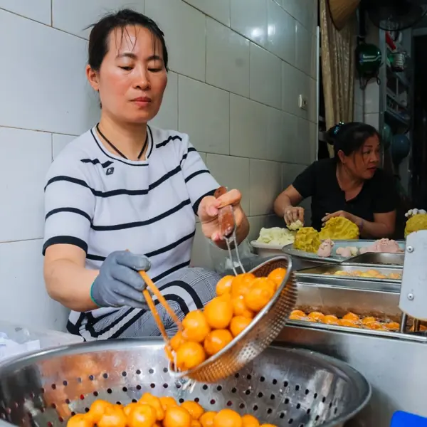 Bánh rán Chị Hà (Quỳnh Mai, Hà Nội): Món ăn vặt nhỏ nhưng có võ, ngày bán hàng nghìn chiếc