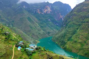 Sông Nho Quế Hà Giang: Tuyệt tác "dải lụa xanh" giữa lòng cao nguyên đá