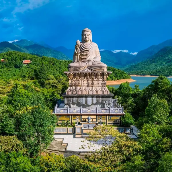 Thiền Viện Trúc Lâm Bạch Mã: Đóa sen tinh khiết giữa lòng hồ Truồi thơ mộng