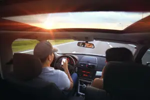 Lợi ích khi thuê tài xế lái xe hộ so với việc tự lái xe