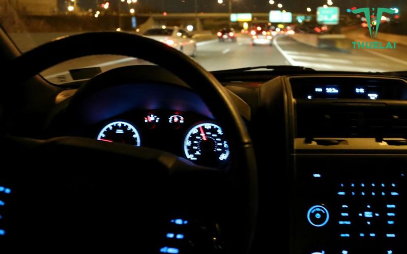 Kinh nghiệm lái xe buổi tối là phải giữ tốc độ và khoảng cách hợp lý