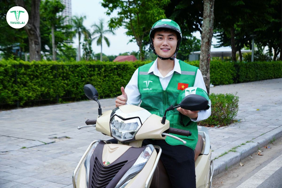 Tài xế lái hộ xe máy của Thuê Lái
