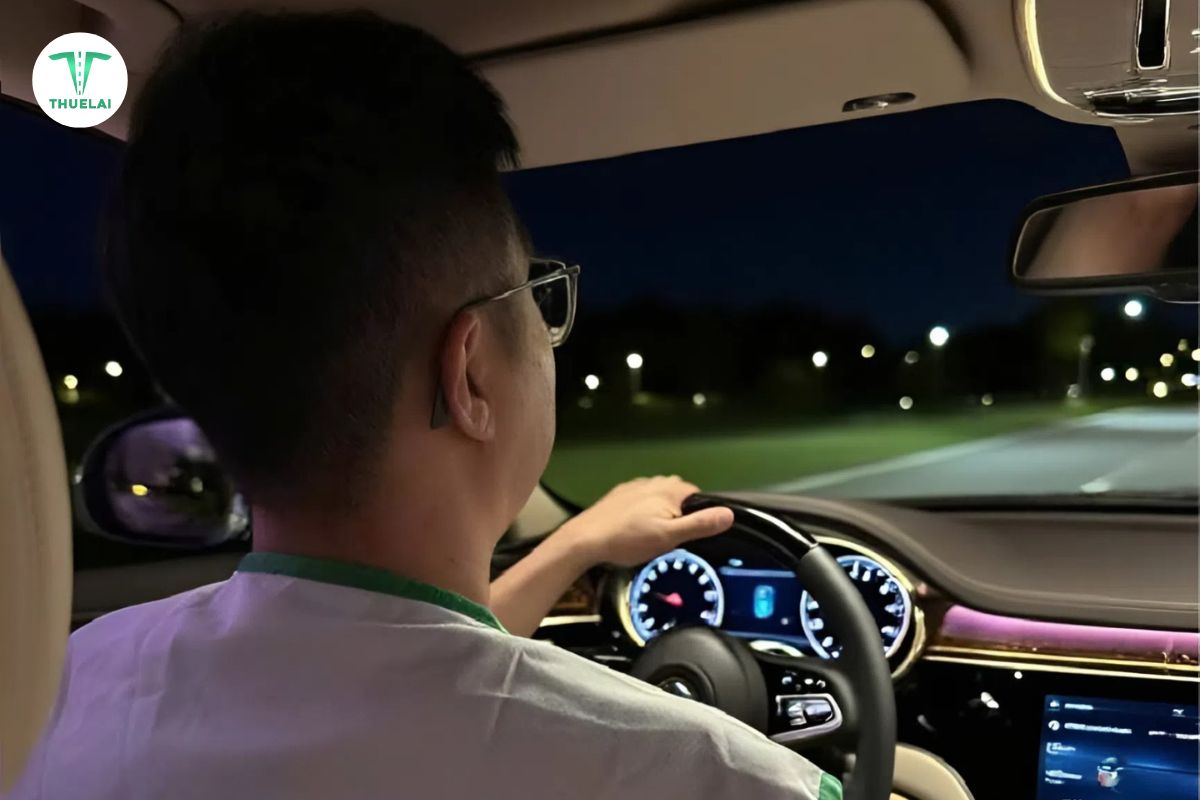 Tài xế sẵn sàng đồng hành cùng khách hàng dù ngày hay đêm