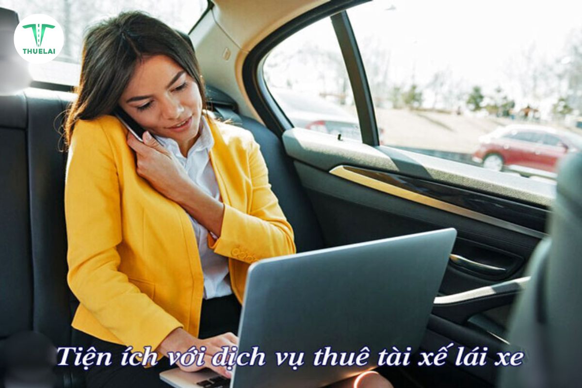 Khách hàng vừa di chuyển vừa xử lý công việc