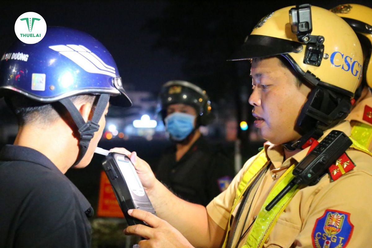Kiểm tra nồng độ cồn với người điều khiển phương tiện tham gia giao thông
