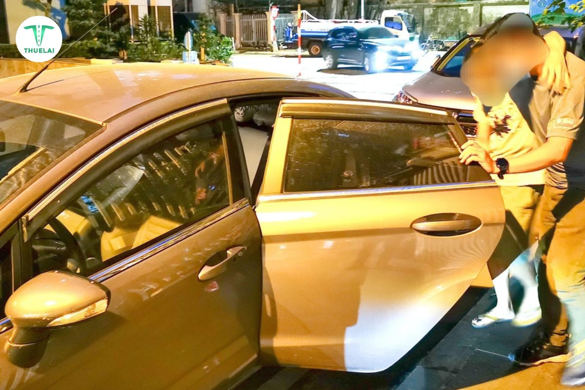 Lái xe hộ đưa người say về nhà