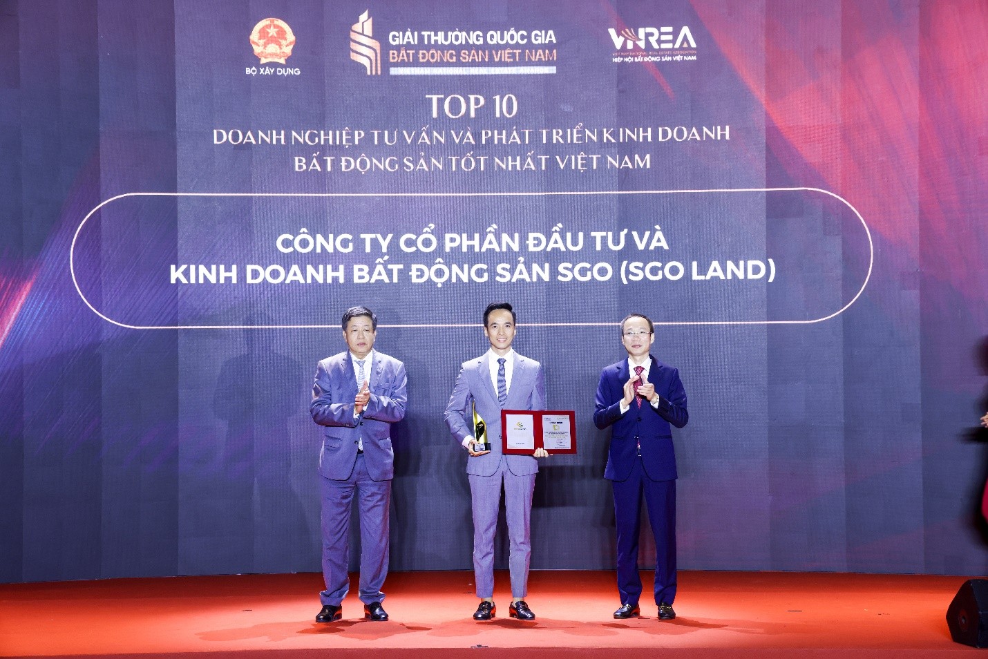 Hình ảnh ông Lê Đình Chung đại diện SGO Land nhận danh hiệu 