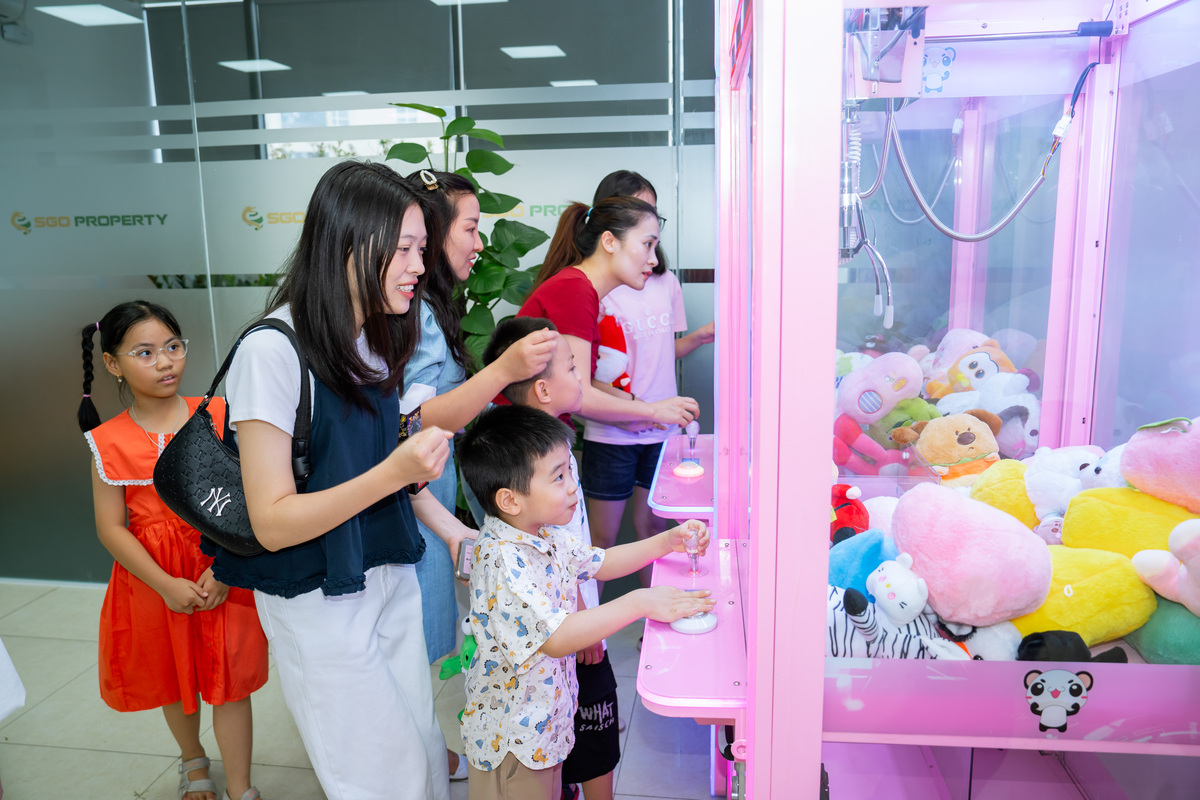 Các bé chơi máy gắp thú
