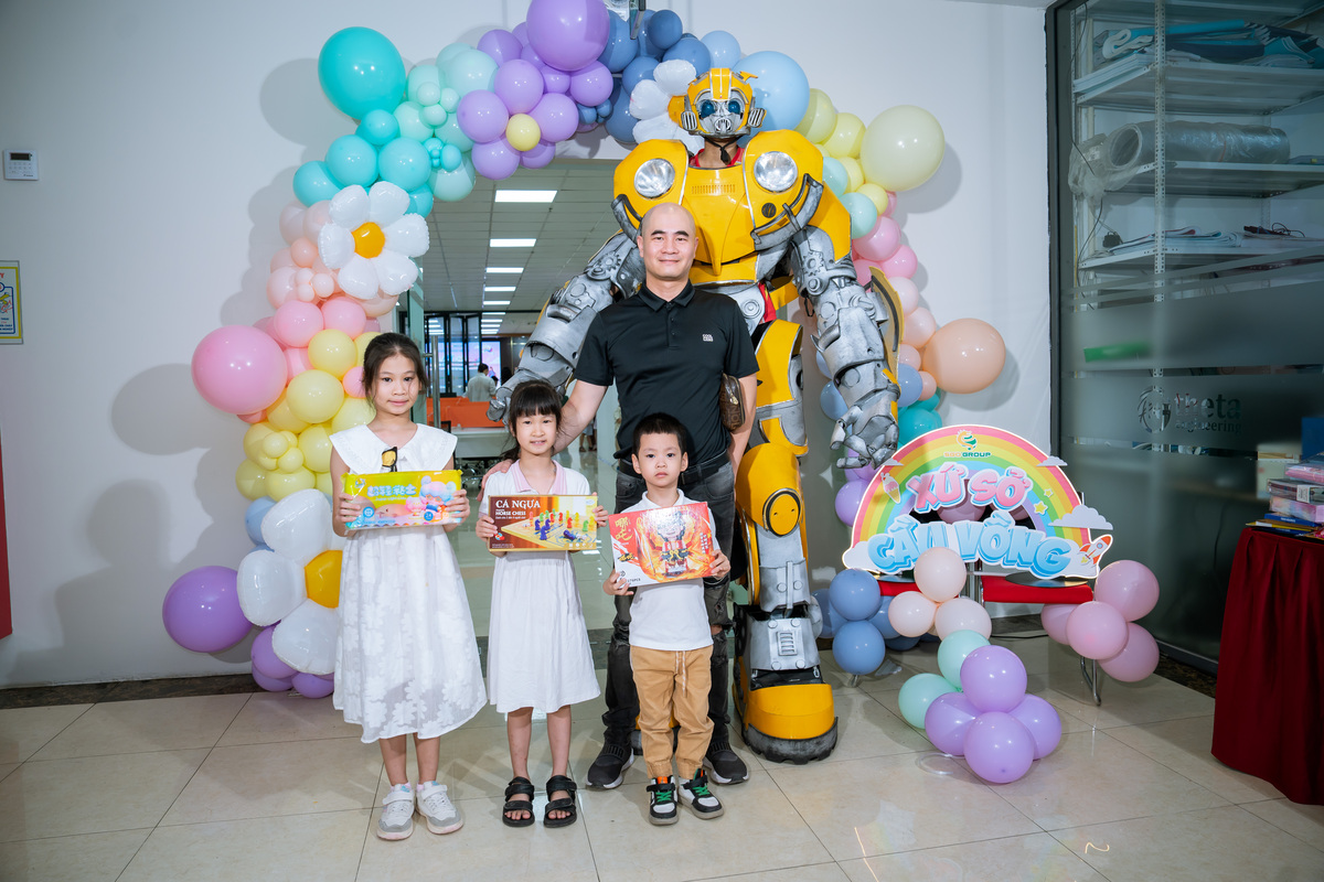 Các bé chụp ảnh cùng mascot