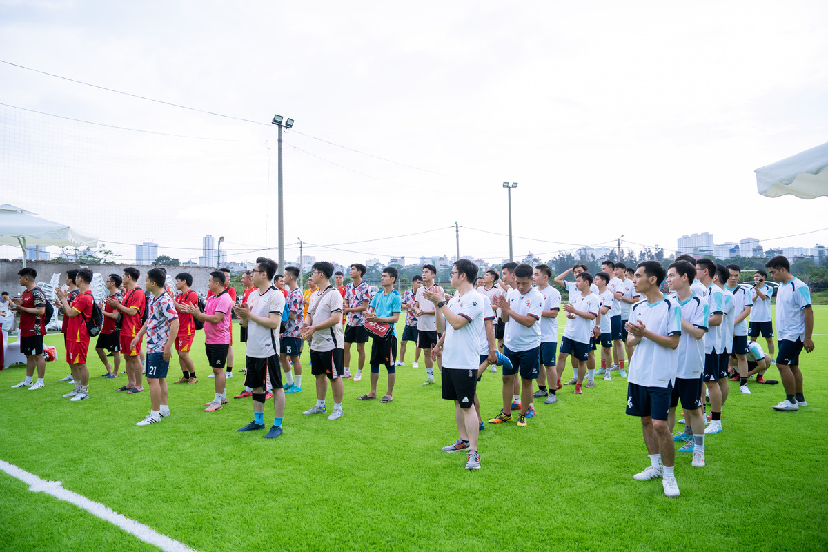 Các cầu thủ chuẩn bị tham gia trận đấu