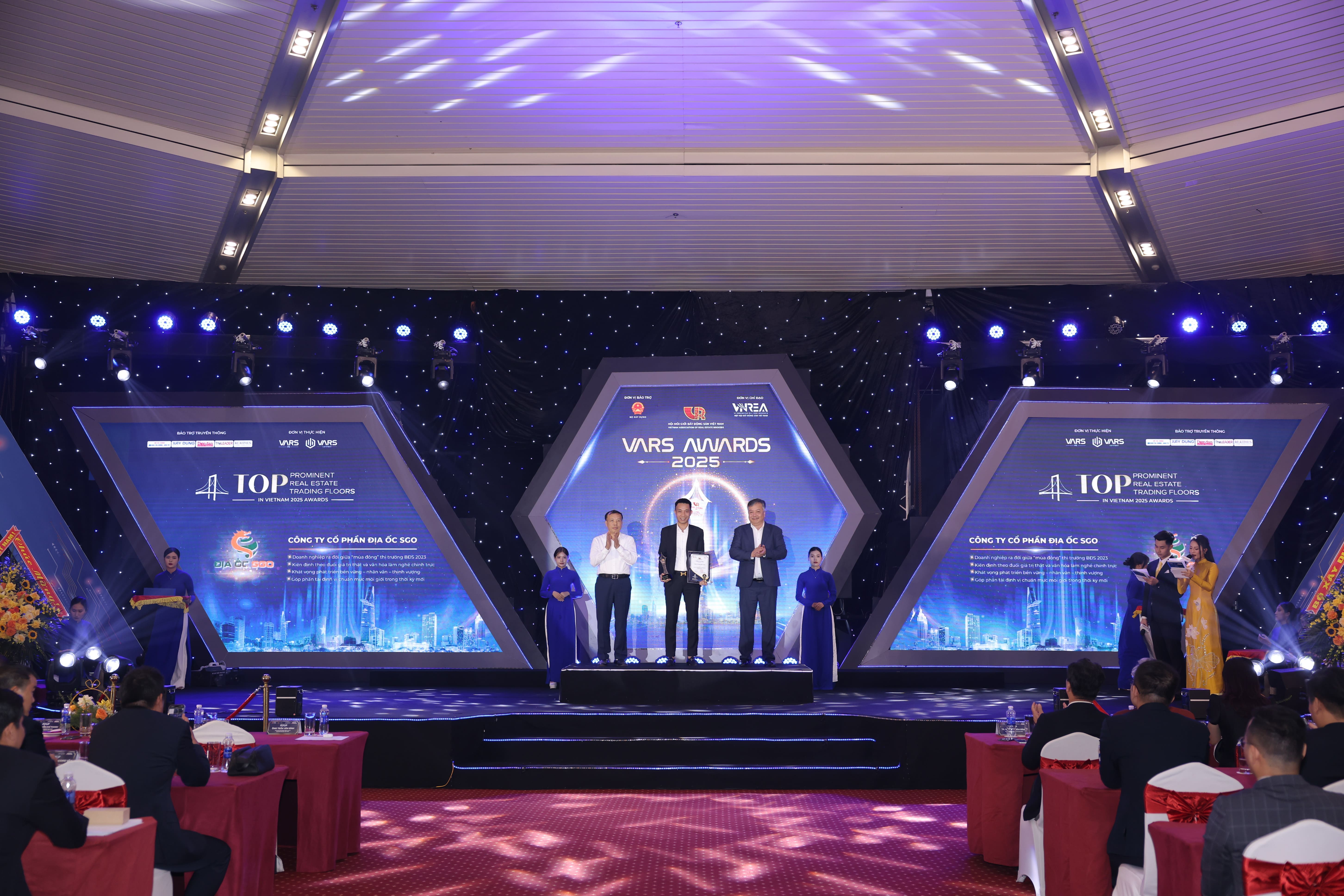 Ông Vũ Kim Tuấn, TGĐ Địa ốc SGO, nhận giải thưởng TOP 10 SÀN GIAO DỊCH BẤT ĐỘNG SẢN TIÊU BIỂU VIỆT NAM.