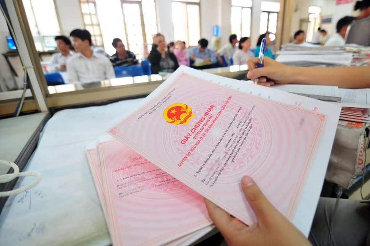Cấp giấy chứng nhận quyền sử dụng đất cho người dân