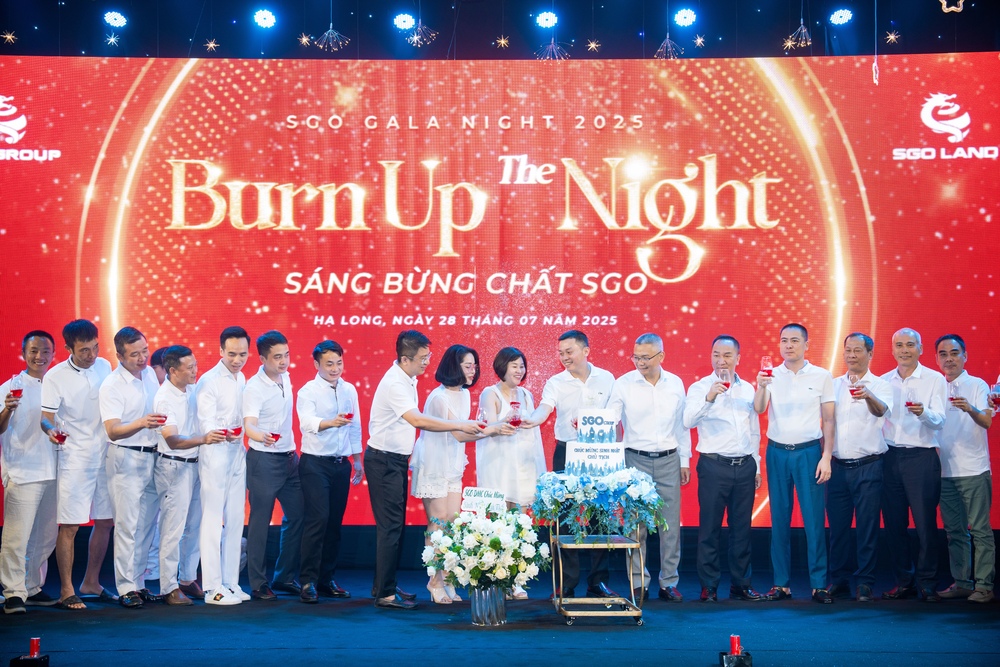 Các lãnh đạo và CBVN nâng ly chúc mừng thành công của chuỗi sự kiện SGO Vacation 2025
