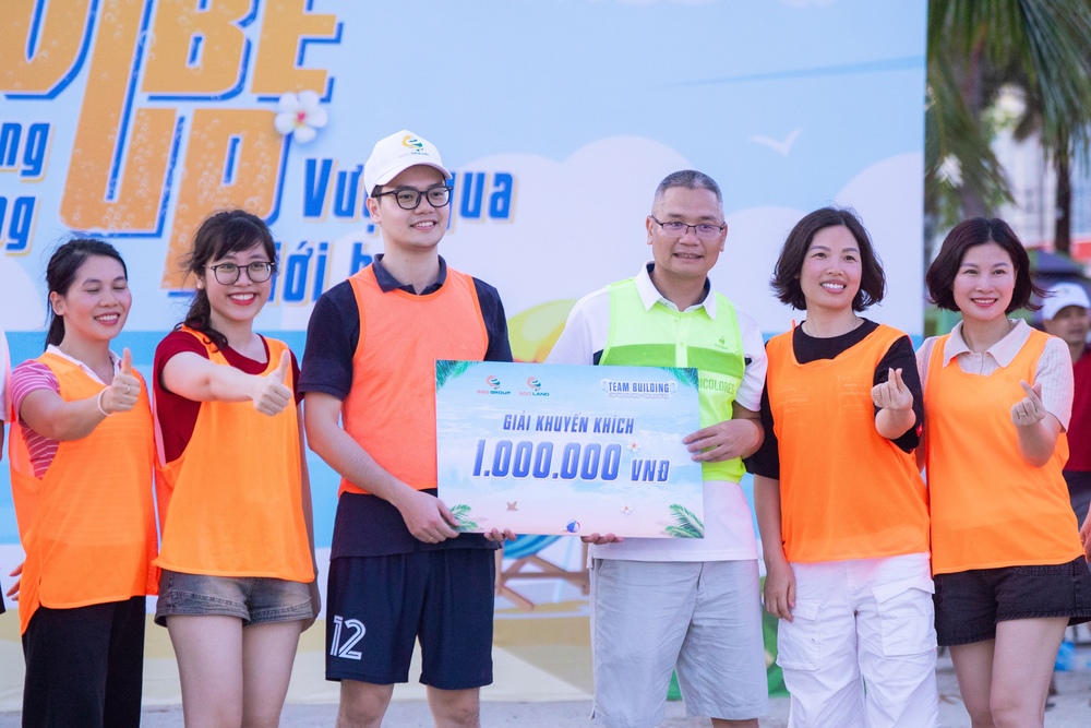 Đội chơi giải Khuyến khích nhận thưởng từ Ban lãnh đạo