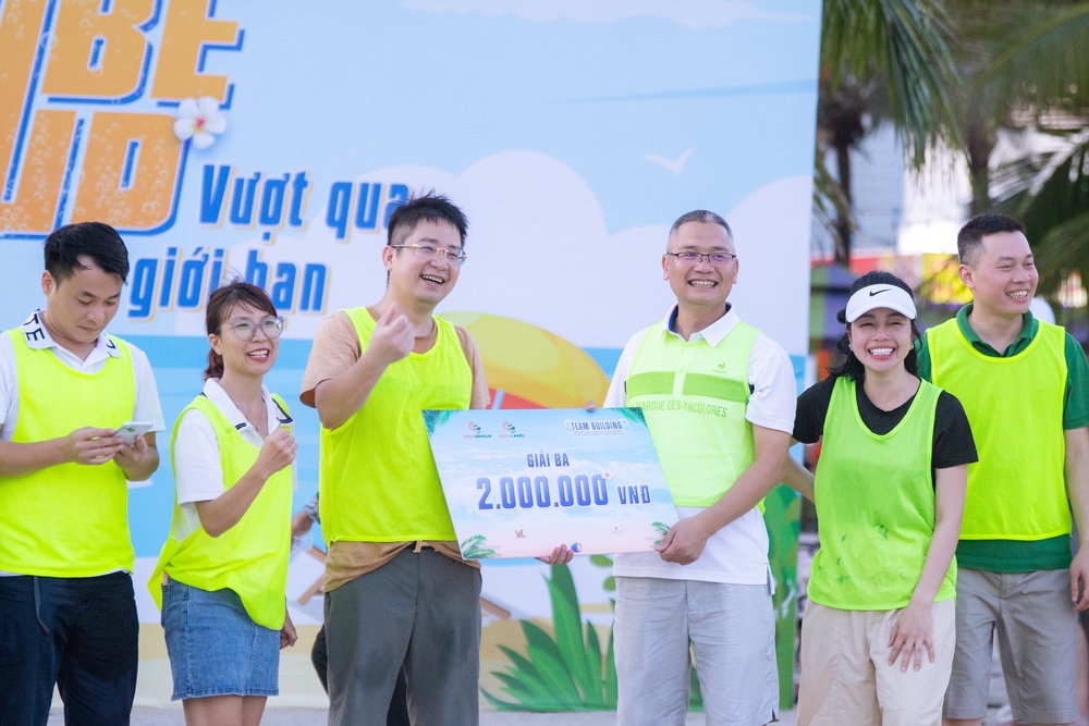 Đội chơi giải Ba nhận thưởng từ Ban lãnh đạo