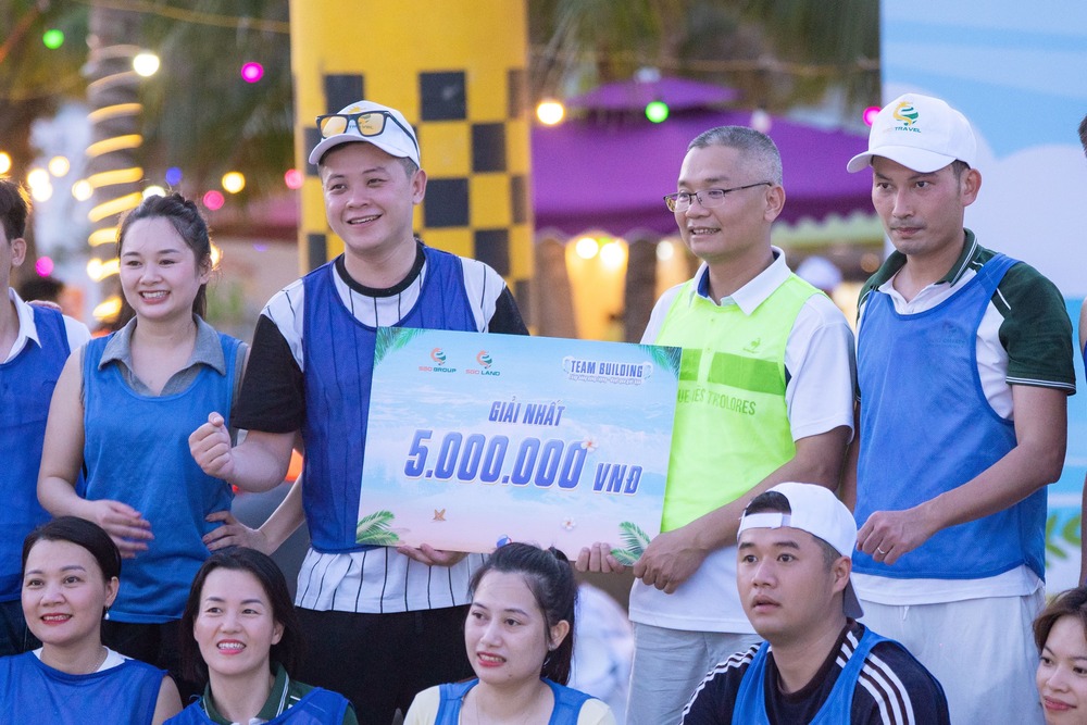 Ban lãnh đạo trao phần thưởng cho đội giành giải nhất