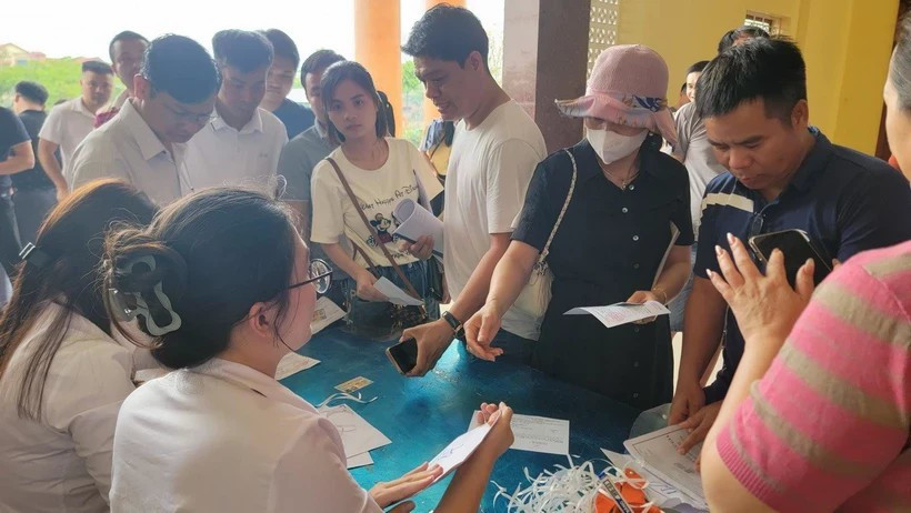 Hình ảnh người dân làm tham gia đấu giá đất tại xã Văn Lâm, tỉnh Hưng Yên