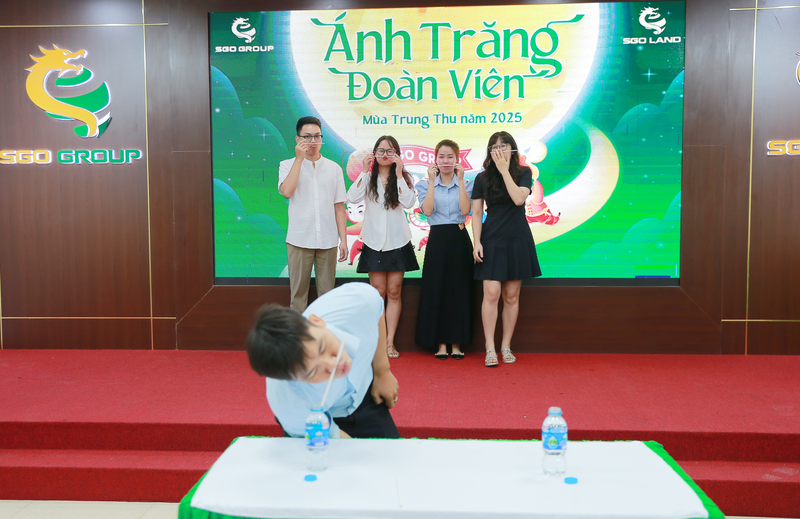 Trò chơi 2: Cho ống hút vào chai nước