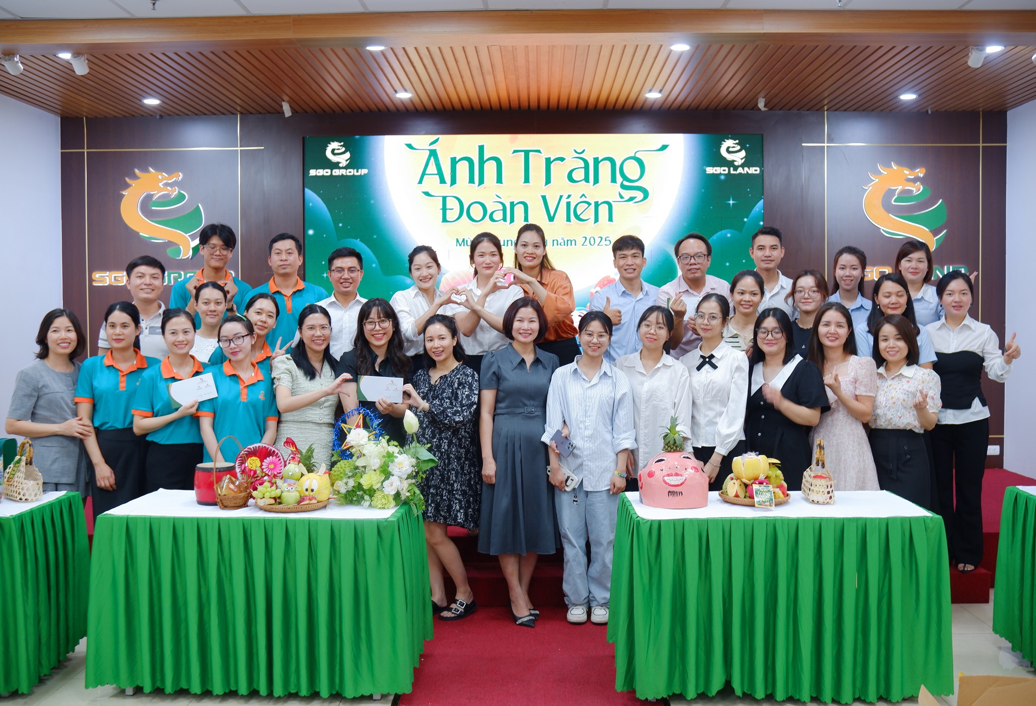 Hình ảnh tập thể CBNV